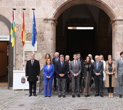 La Reina con las autoridades y asistentes al acto 