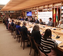 El presidente de la FundéuRAE y director de la Real Academia Española, Santiago Muñoz, moderó el debate: «Cambio, crisis o emergencia: el papel del le
