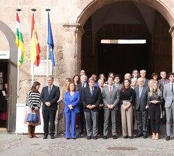 Su Majestad la Reina junto a los asistentes al «XVI Seminario Internacional de Lengua y Periodismo» tras su clausura
