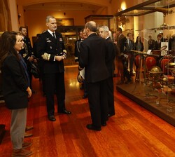 Su Majestad el Rey en el hall del Museo Naval junto a las autoridades que le acompañan