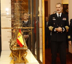 Su Majestad el Rey al inicio de su visita por el Museo Naval