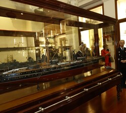 Su Majestad el Rey durante su recorrido por la exposición