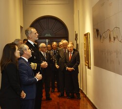 Don Felipe recibe una explicación sobre uno de los mapas expuestos
