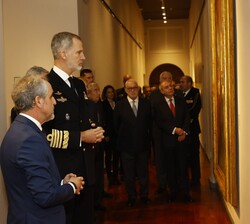 Su Majestad el Rey durante su recorrido por la exposición