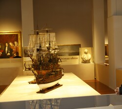 Su Majestad el Rey ante unas reproducciones expuestas en el Museo