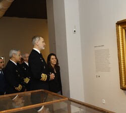 Su Majestad el Rey durante su visita ante un cuadro del Rey Fernando VI