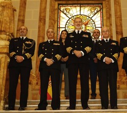 Su Majestad el Rey junto a las autoridades que le han acompañado durante la visita al Museo Naval de Madrid