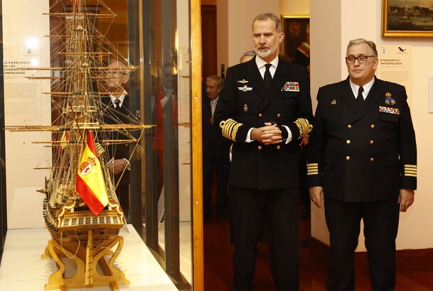 Su Majestad el Rey al inicio de su visita por el Museo Naval