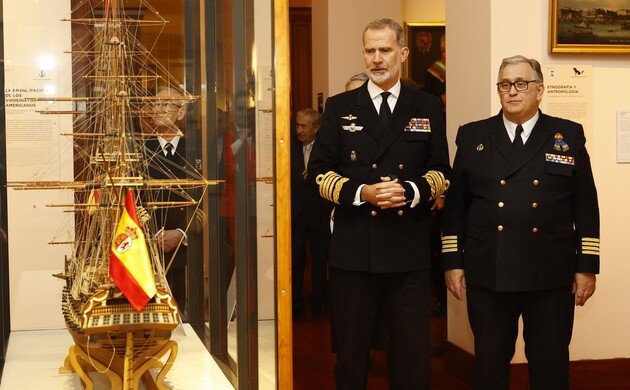 Su Majestad el Rey al inicio de su visita por el Museo Naval