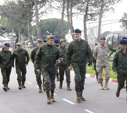 Su Majestad el Rey se dirige a pie a la Academia de Aviación del Ejército de Tierra