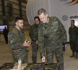 Don Felipe en un momento de su visita a la Academia de Aviación del Ejército de Tierra