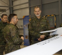 Don Felipe recibe explicaciones de algunas de las maquetas mostradas durante su recorrido