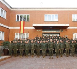 Fotografía de grupo en el exterior del edificio