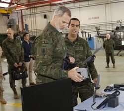 Su Majestad el Rey observa uno de los drones durante su recorrido por el hangar de mantenimiento 