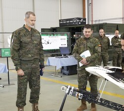 El Rey observa uno de los drones que se encuentra en una de las estaciones del hangar de mantenimiento
