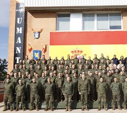 Fotografía de grupo en el exterior del edificio con personal del Parque y Centro de Mantenimiento de Helicópteros
