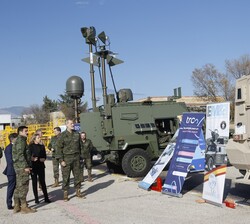 El Rey a su paso por la zona de presentación y exhibición de un C-UAS