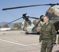 Su Majestad el Rey se dirige al Batallón de Helicópteros de Transporte nº V tras la visita a la zona de presentación y exhibición de un C-UAS