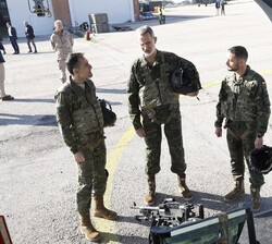 Su Majestad el Rey recibe explicaciones antes de iniciar el vuelo en helicóptero 