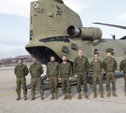 Fotografía de grupo con la tripulación del helicóptero