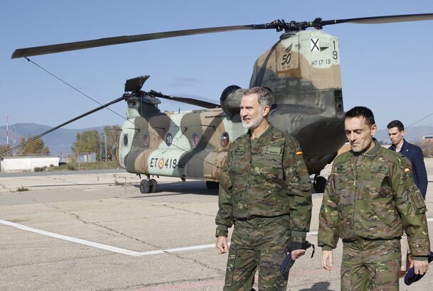 Su Majestad el Rey se dirige al Batallón de Helicópteros de Transporte nº V tras la visita a la zona de presentación y exhibición de un C-UAS