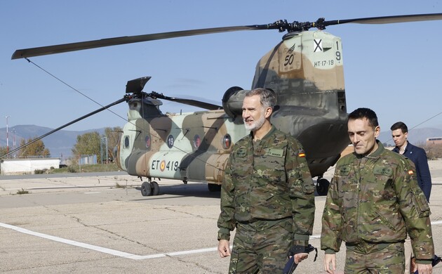 Su Majestad el Rey se dirige al Batallón de Helicópteros de Transporte nº V tras la visita a la zona de presentación y exhibición de un C-UAS