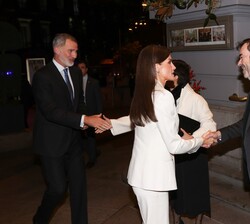 Sus Majestades los Reyes recibidos por el presidente del Consejo General del Poder Judicial por suplencia, Vicente Guilarte