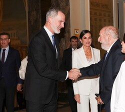 Sus Majestades los Reyes recibidos por el presidente de la Asociación de Periodistas Europeos, Diego Carcedo acompañado por su esposa, Cristina García
