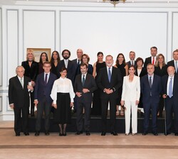 Sus Majestades los Reyes con las autoridades y miembros del jurado  asistentes a la entrega del premio