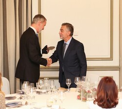 Sus Majestades los Reyes durante la entrega del Premio de Periodismo “Francisco Cerecedo” en su XL edición, al periodista Carlos Alsina