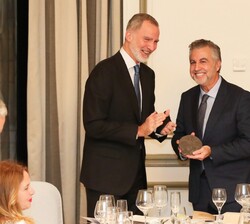 Don Felipe entrega del Premio de Periodismo “Francisco Cerecedo” en su XL edición, al periodista Carlos Alsina