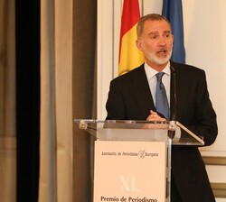 Su Majestad el Rey durante sus palabras en la entrega el Premio de Periodismo “Francisco Cerecedo”