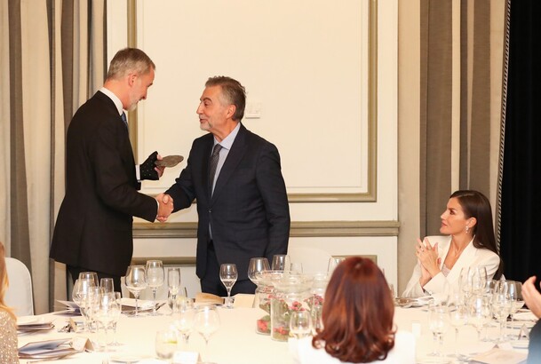Sus Majestades los Reyes durante la entrega del Premio de Periodismo “Francisco Cerecedo” en su XL edición, al periodista Carlos Alsina