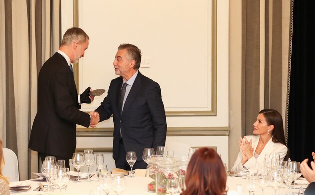 Sus Majestades los Reyes durante la entrega del Premio de Periodismo “Francisco Cerecedo” en su XL edición, al periodista Carlos Alsina