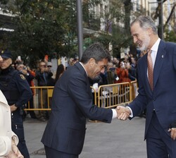 Su Majestad el Rey recibido a su llegada por el presidente de la Generalitat Valenciana, Carlos Mazón