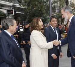 Su Majestad el Rey recibido a su llegada por la alcaldesa de Valencia, María José Catalá