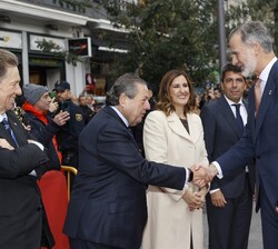 Su Majestad el Rey recibido a su llegada por el presidente de la Fundación Valenciana Premios Rey Jaime I, Vicente Boluda