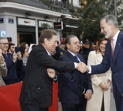 Su Majestad el Rey recibido a su llegada por el presidente ejecutivo y secretario de la Fundación Valenciana Premios Rey Jaime I, Javier Quesada