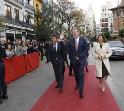 Su Majestad el Rey saluda a las personas congregadas a su llegada a la Lonja de los Mercaderes