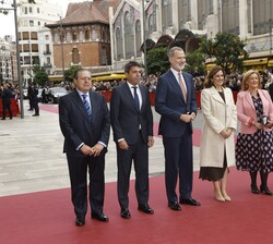 Su Majestad el Rey junto a las autoridades a su llegada a la Lonja de los Mercaderes