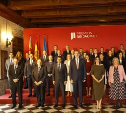 Su Majestad el Rey con las autoridades, los representantes de los jurados y los miembros del Patronato de la Fundación Premios Jaime I