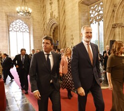 Su Majestad el Rey accede al Salón Columnario de la Lonja de los Mercaderes