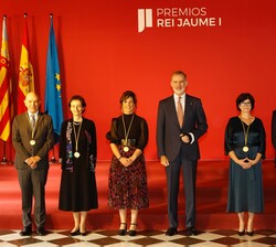 Su Majestad el Rey con los premiados