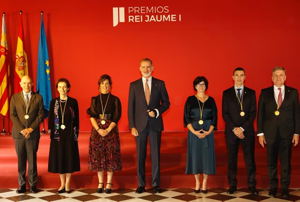 Su Majestad el Rey con los premiados