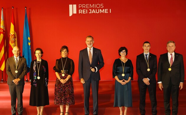 Su Majestad el Rey con los premiados