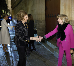 Su Majestad la Reina Doña Sofía recibe el saludo de la presidente del Consejo de Administración del Patrimonio Nacional, Ana de la Cueva