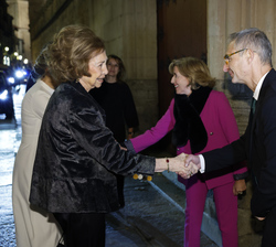 Su Majestad la Reina Doña Sofía recibe el saludo del rector magnífico de la Universidad de Salamanca, Ricardo Rivero