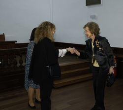 Su Majestad la Reina Doña Sofía recibe el saludo de la galardonada con el Premio Reina Sofía de Poesía Iberoamericana 2023, Gioconda Belli, en presenc