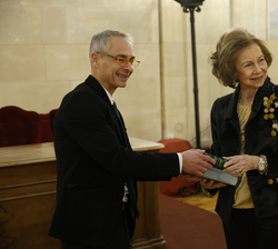 Su Majestad la Reina Doña Sofía recibe de manos del rector magnífico de la Universidad de Salamanca, Ricardo Rivero, la edición encuadernada en piel d