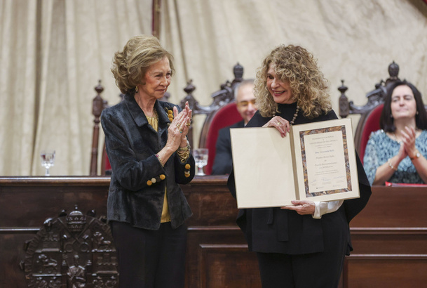 Su Majestad la Reina Doña Sofía junto a la galardonada Gioconda Belli, Premio de Poesía Iberoamericana 2023